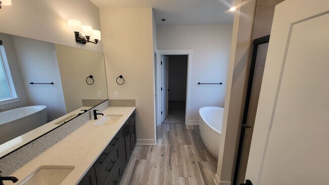 Building Photo - 4 BR/2.5 BA Single-Level home at Trailside