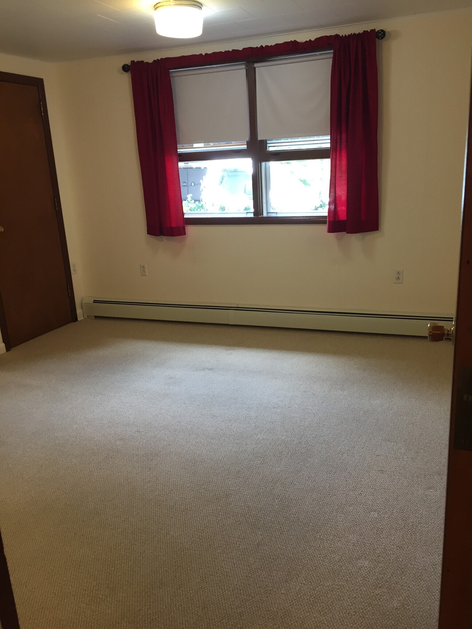 Living Rm - 300 S Side Dr
