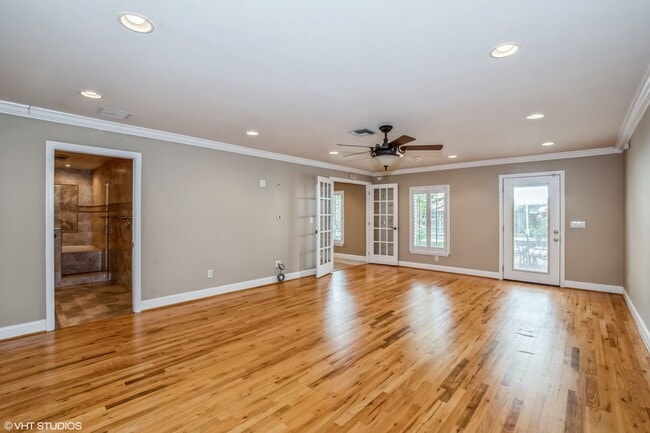 Building Photo - Spacious Cottage in College Park
