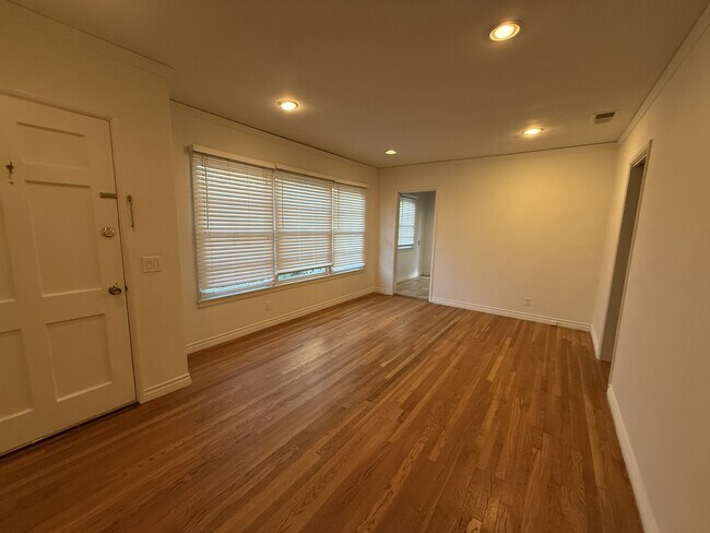 Livingroom - 10901 Huston St