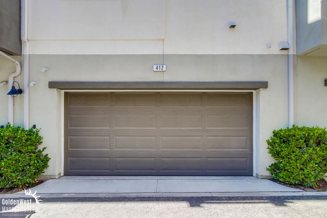 Building Photo - Stylish 3Bdm 3Ba Townhouse with Modern Upg...