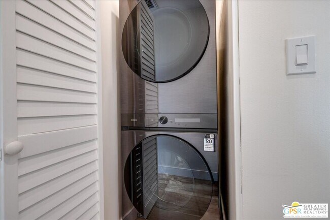 Building Photo - 372 E Molino Rd