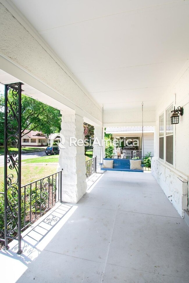 Building Photo - Beautiful 3/3 Craftsman in a Great Midtown Location!