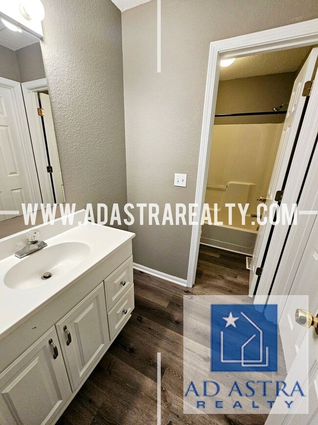 Building Photo - 2 Bedroom 2 Bath Townhouse in North Kansas...