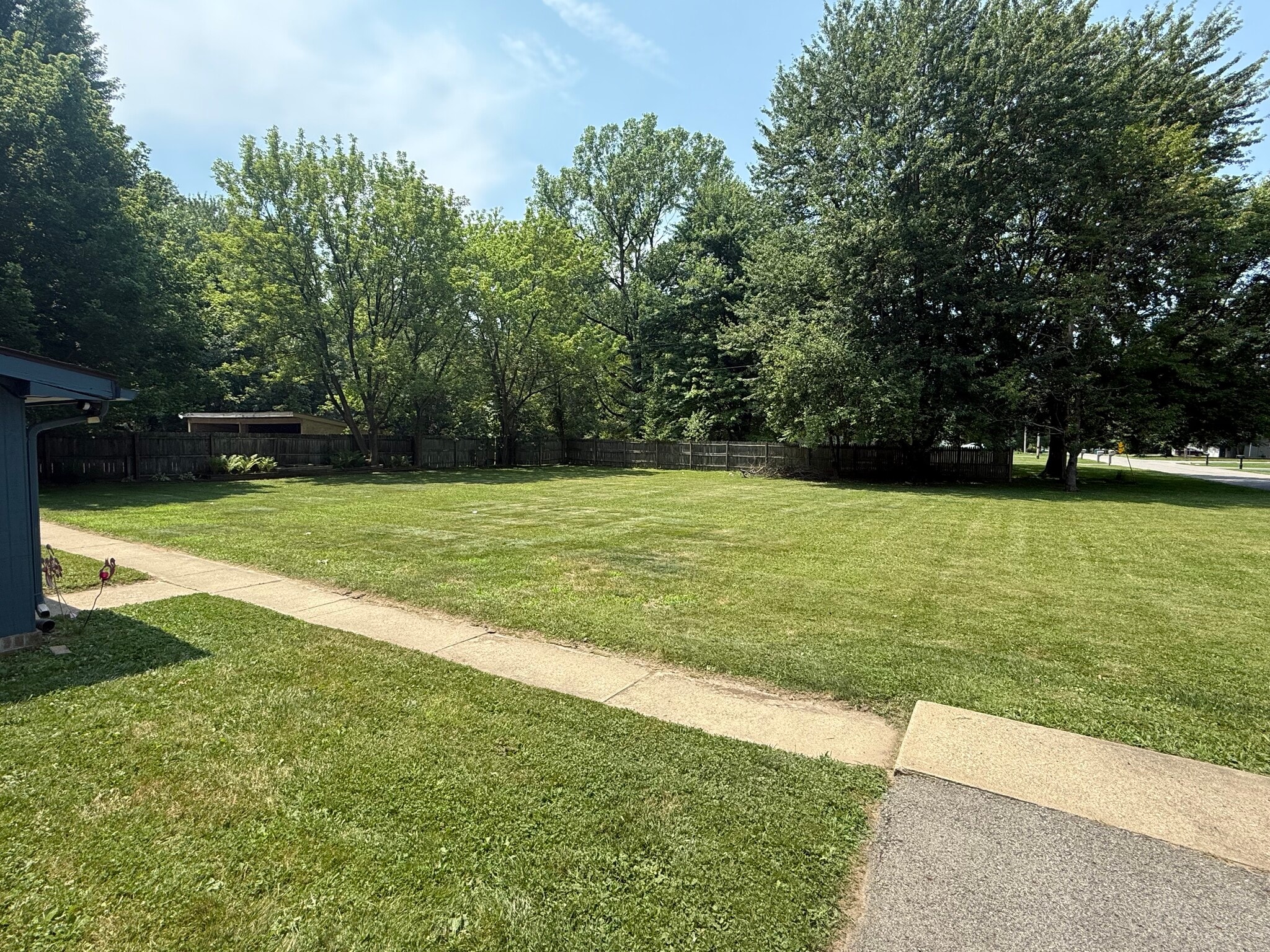 Building Photo - 1173 Rosewood Dr NE