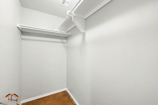 Building Photo - 118 S L Ave