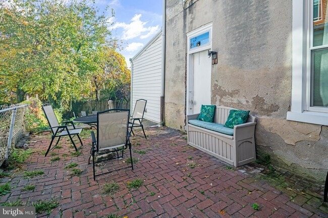 Building Photo - 204 Ripka St
