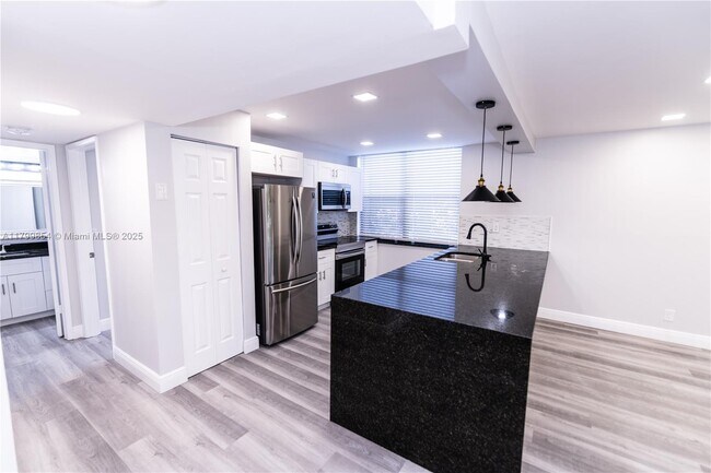Building Photo - 450 Egret Cir