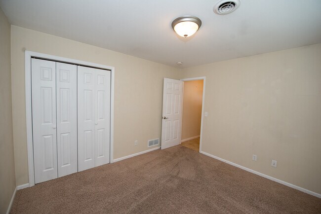 Building Photo - Amazing 4 Bedroom Duplex in Northeast Manh...
