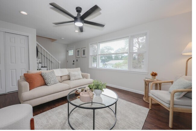 living area - 15 Paxton Ter