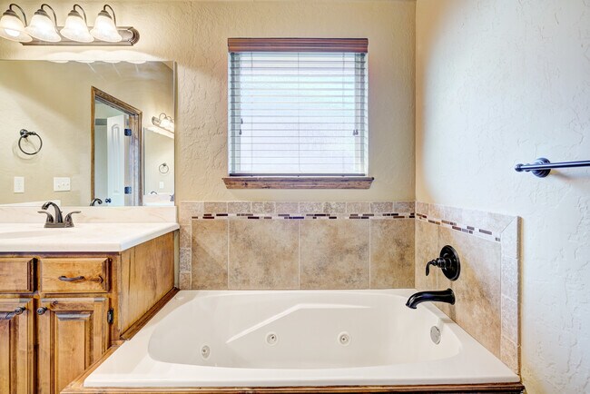 Building Photo - 1713 Pinewood Dr