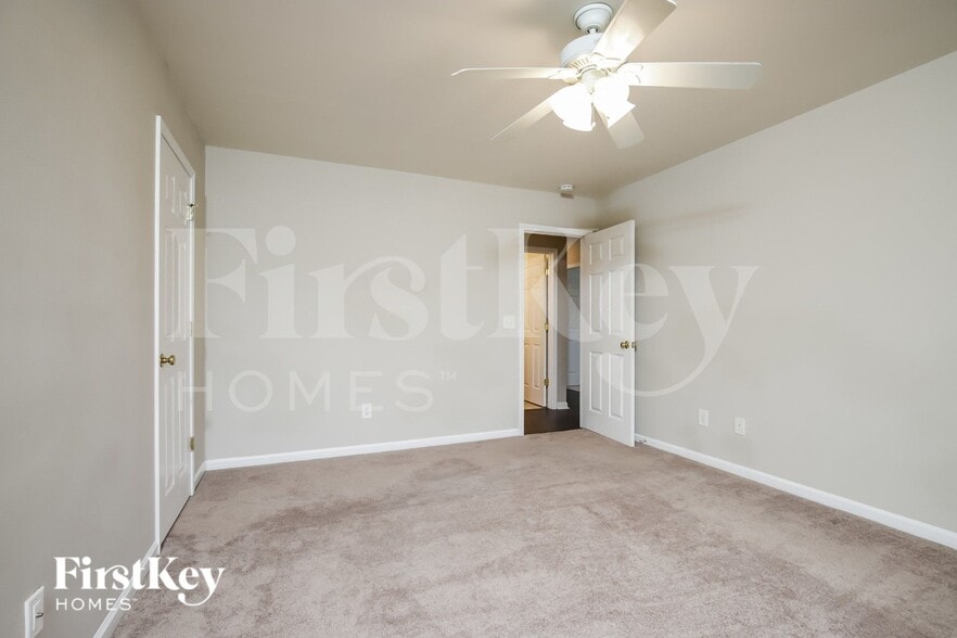 Building Photo - 4004 Village Park Ct