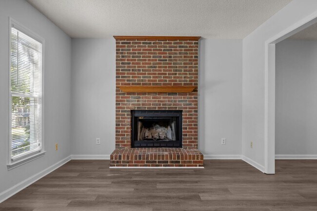 Building Photo - Spacious 3 Bedroom Home, LVP Floors, Updat...