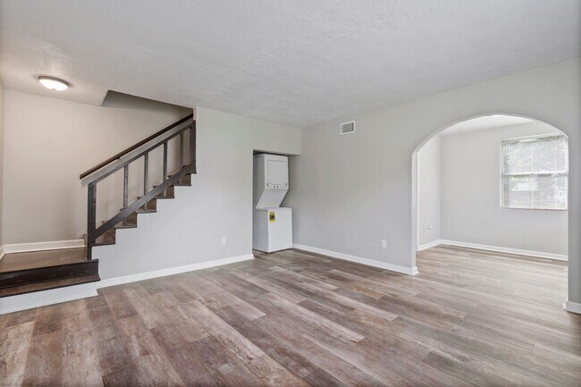Building Photo - RENOVATED Riverside/ Murray Hill Unit for Rent!