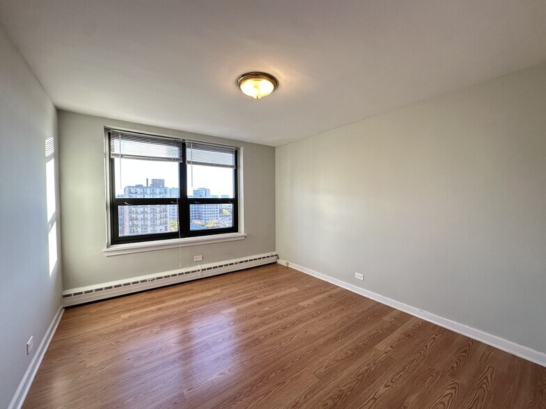 Building Photo - 450 W Wellington Ave