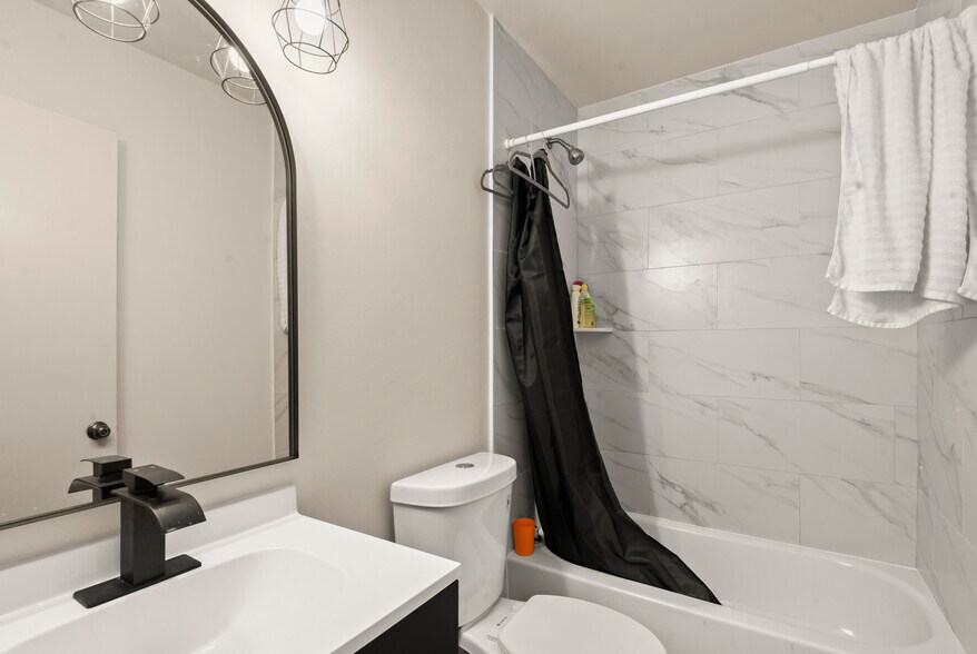 Building Photo - 5240 Heritage Dr