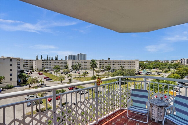 Building Photo - 18041 Biscayne Blvd