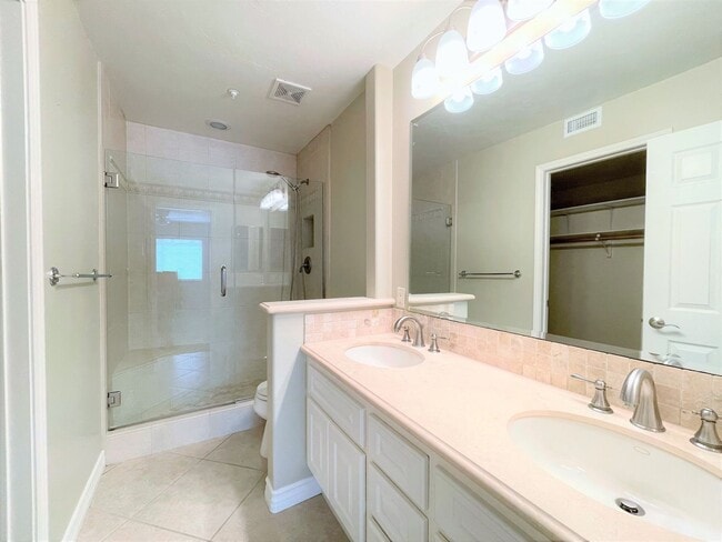 Building Photo - BEACH FRONT CONDO - Panoramic Ocean Views!