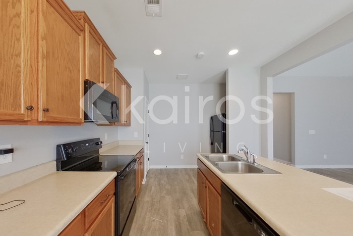 Building Photo - 8005 Shadesbrook Dr