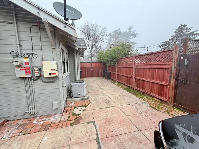 Building Photo - 2 Bed 1 Bath on a quiet street.