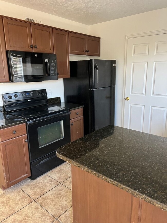 Building Photo - Refreshed 2 bedroom 1.5 bathroom townhome ...
