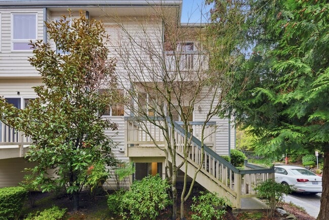 Building Photo - Modern Bellevue Townhome with Great Finishes
