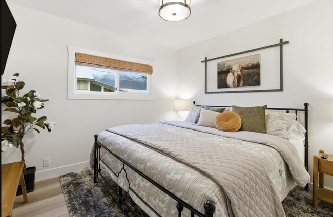 Building Photo - 809 3rd Ave W