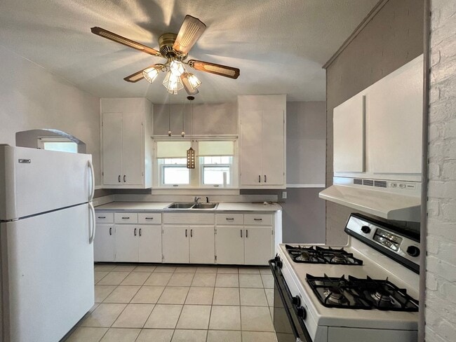 Building Photo - Charming 2-Bedroom Home with Hardwood Floors & Private Driveway!