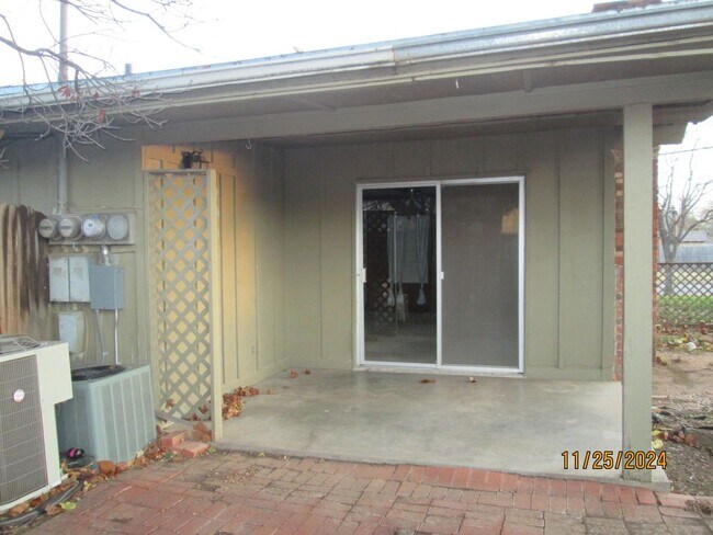 Building Photo - TRIPLEX UNIT - 2 Bedroom, 1 Bath, Carport