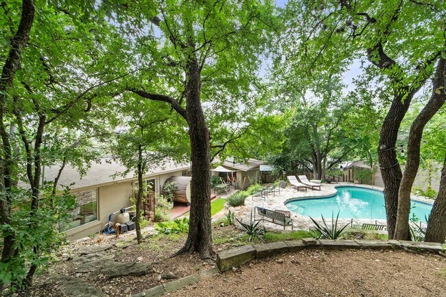 Building Photo - 2402 Rockingham Cir