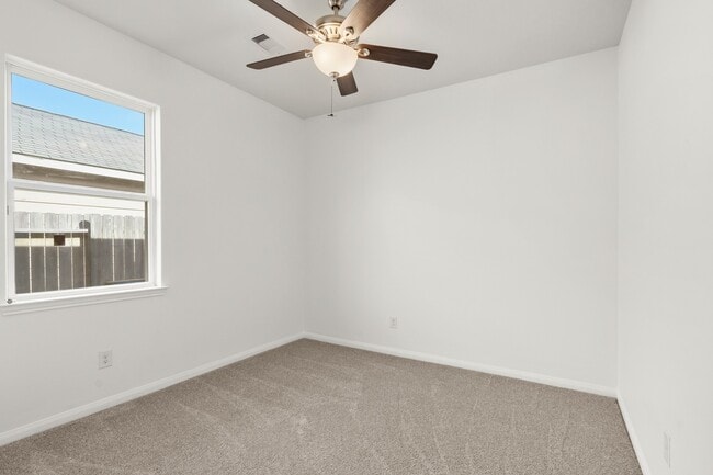 Building Photo - 718 Crystal Lakes Dr