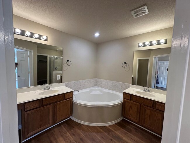 Building Photo - 2806 Silver Charm