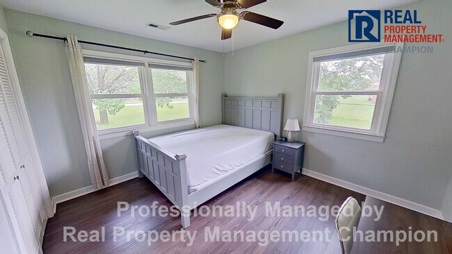 Building Photo - Furnished and Updated 4 BD/2.5 BA Home wit...
