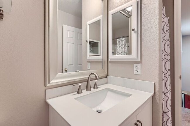 Building Photo - Updated 4-Bedroom with Serene Outdoor Spac...