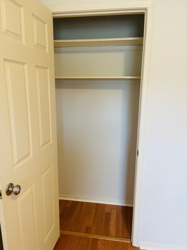 Building Photo - Great Size, Affordable Apartment!