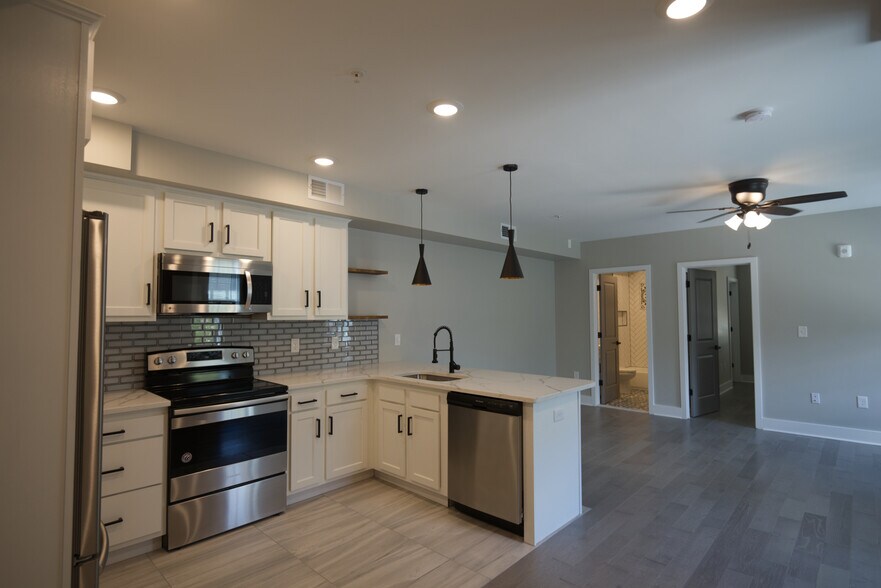 Building Photo - 635 W Pratt St