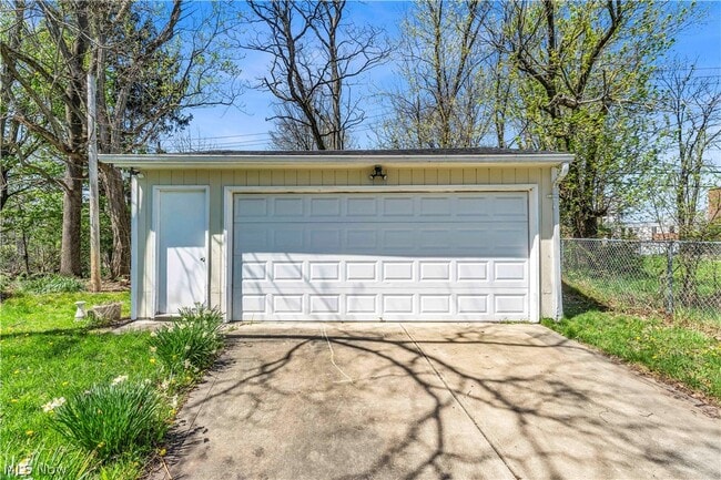 Building Photo - 20117 Butternut Ln