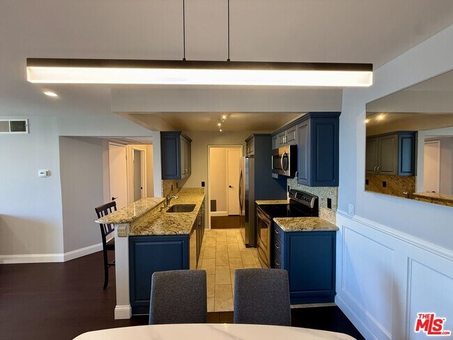 Building Photo - 8530 Holloway Dr