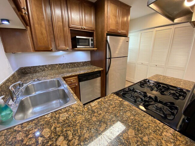 Building Photo - Quiet IB Townhome for Rent!