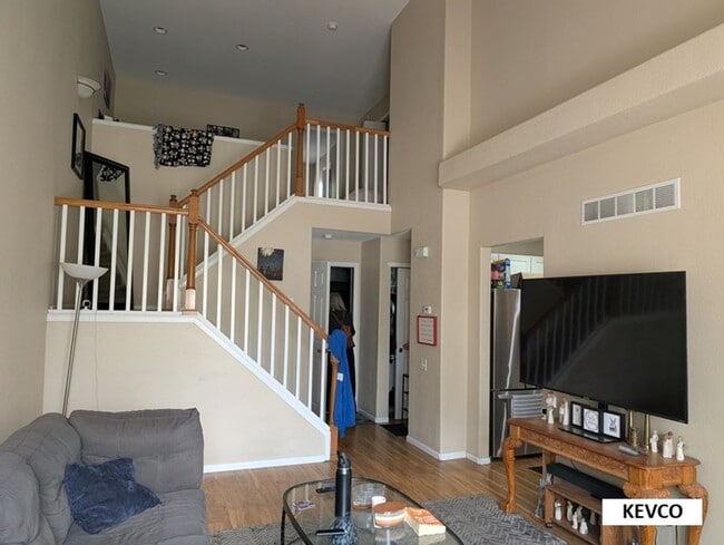 Building Photo - Bright Townhome Near Shopping and Food!