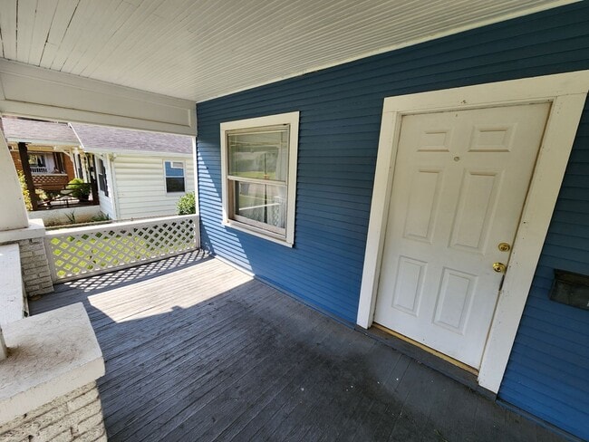Building Photo - !! Spacious 2-Bedroom, 1-Bathroom Home AVA...