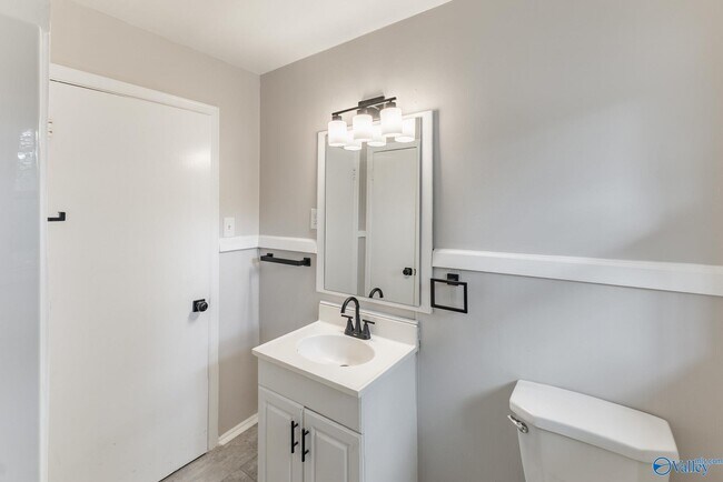 Building Photo - 816 Giles Dr NE