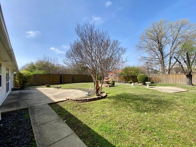 Building Photo - Introducing this inviting 3-bedroom, 2-bat...