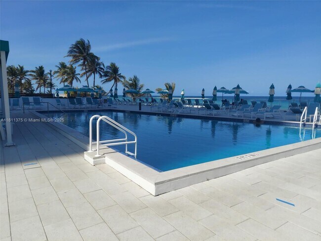 Building Photo - 3140 S Ocean Dr