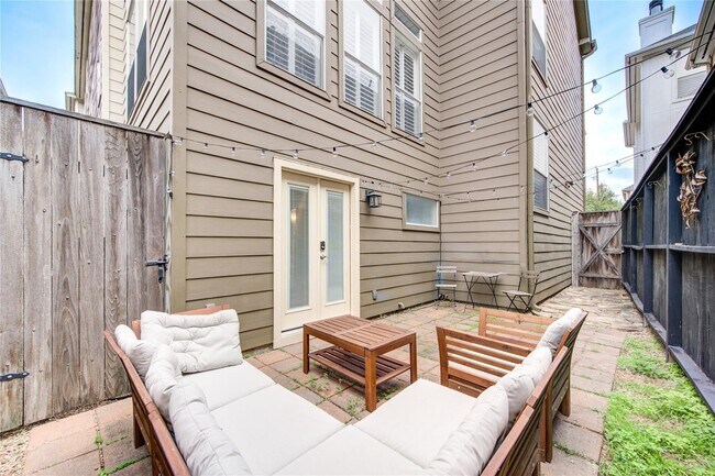 Building Photo - 3307 W Lamar St