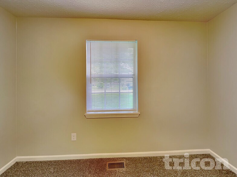 Building Photo - 1690 Fountain Lk Dr E