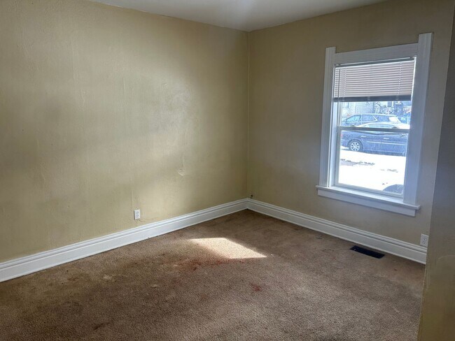 Building Photo - 2341 Caledonia St