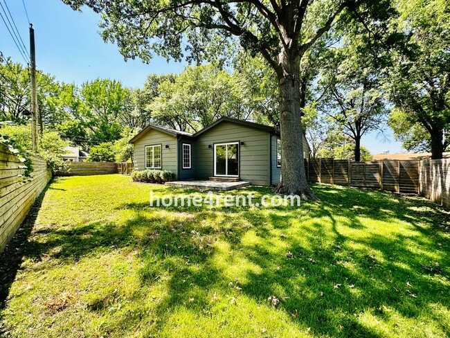 Building Photo - Updated Ranch Style Home in Prairie Villag...