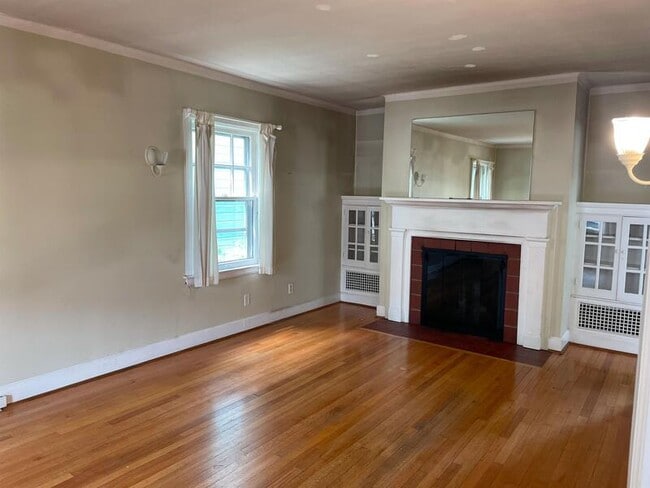 Building Photo - 927 Woodlawn Ave