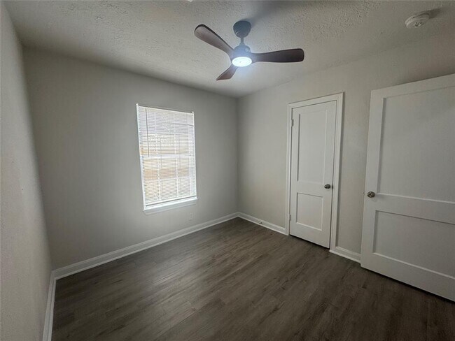 Building Photo - 4914 Enyart St